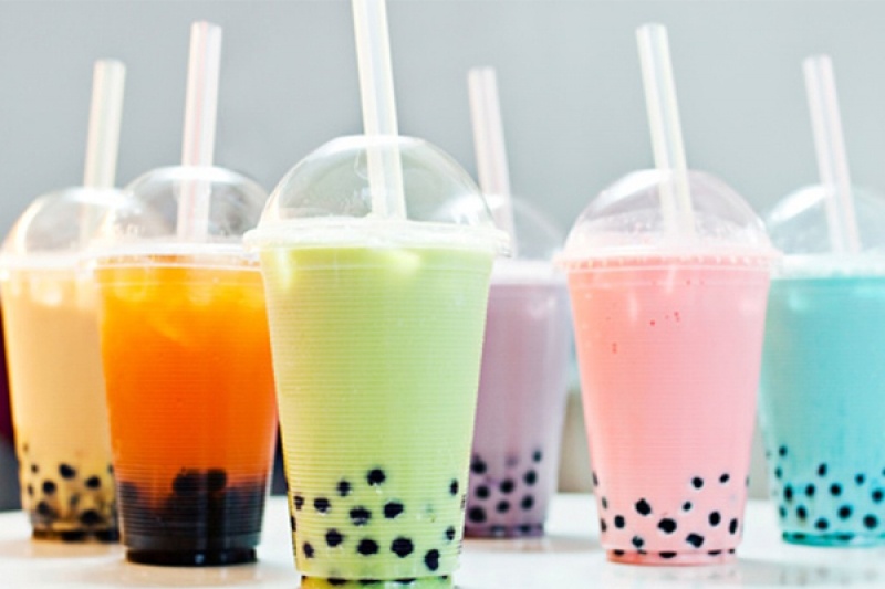 Be gai nguy kich nghi do ngo doc tran chau trong tra sua hinh anh