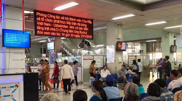 bệnh nhân xem bóng đá ảnh 1 benh nhan xem bong da anh 1