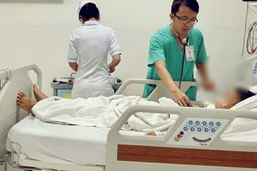 Be trai mien Tay nguy kich khi choi xe truot dien hinh anh