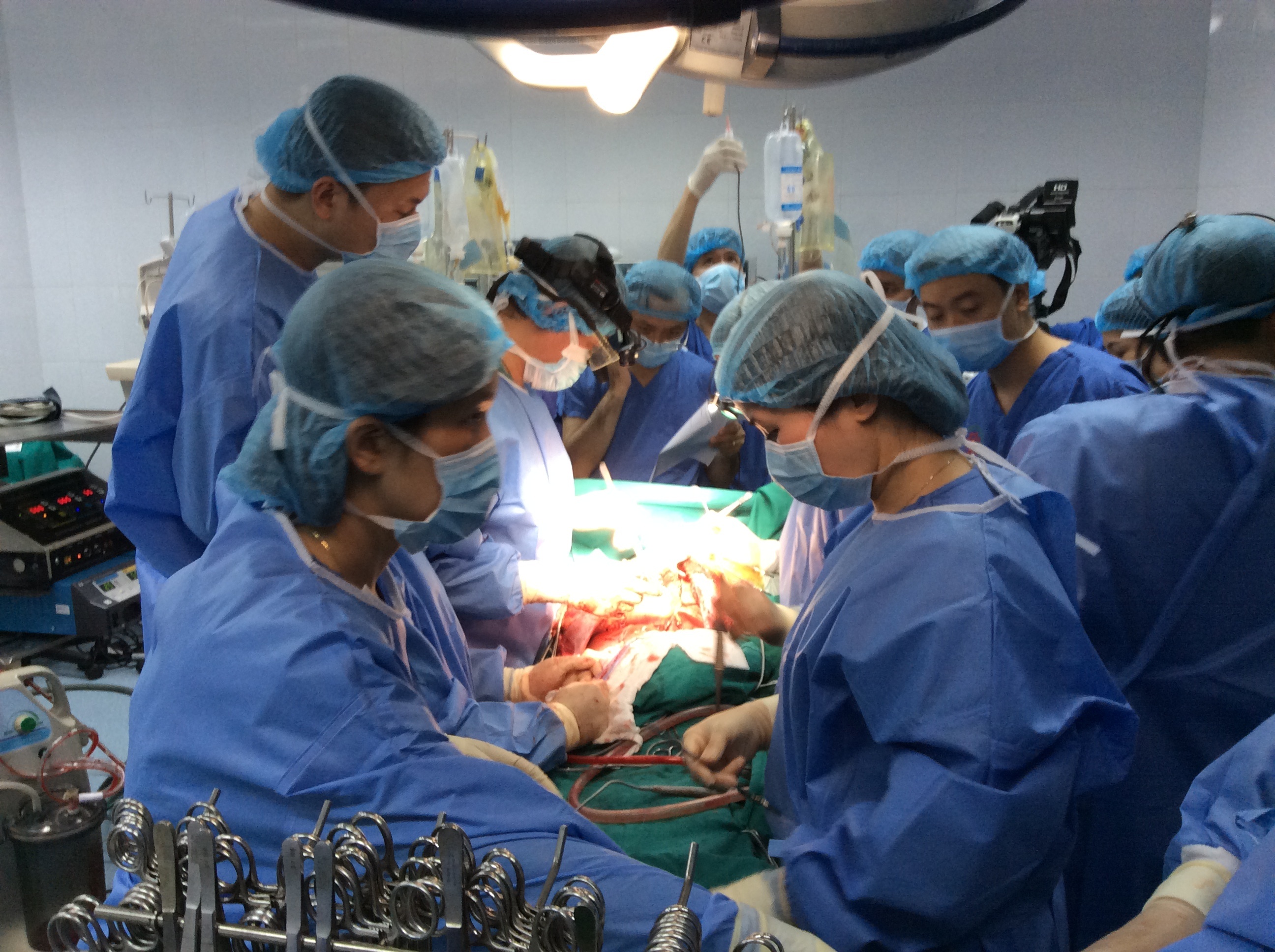 Vi sao bac si phai quan tam den tien khi ghep tang cho benh nhan? hinh anh