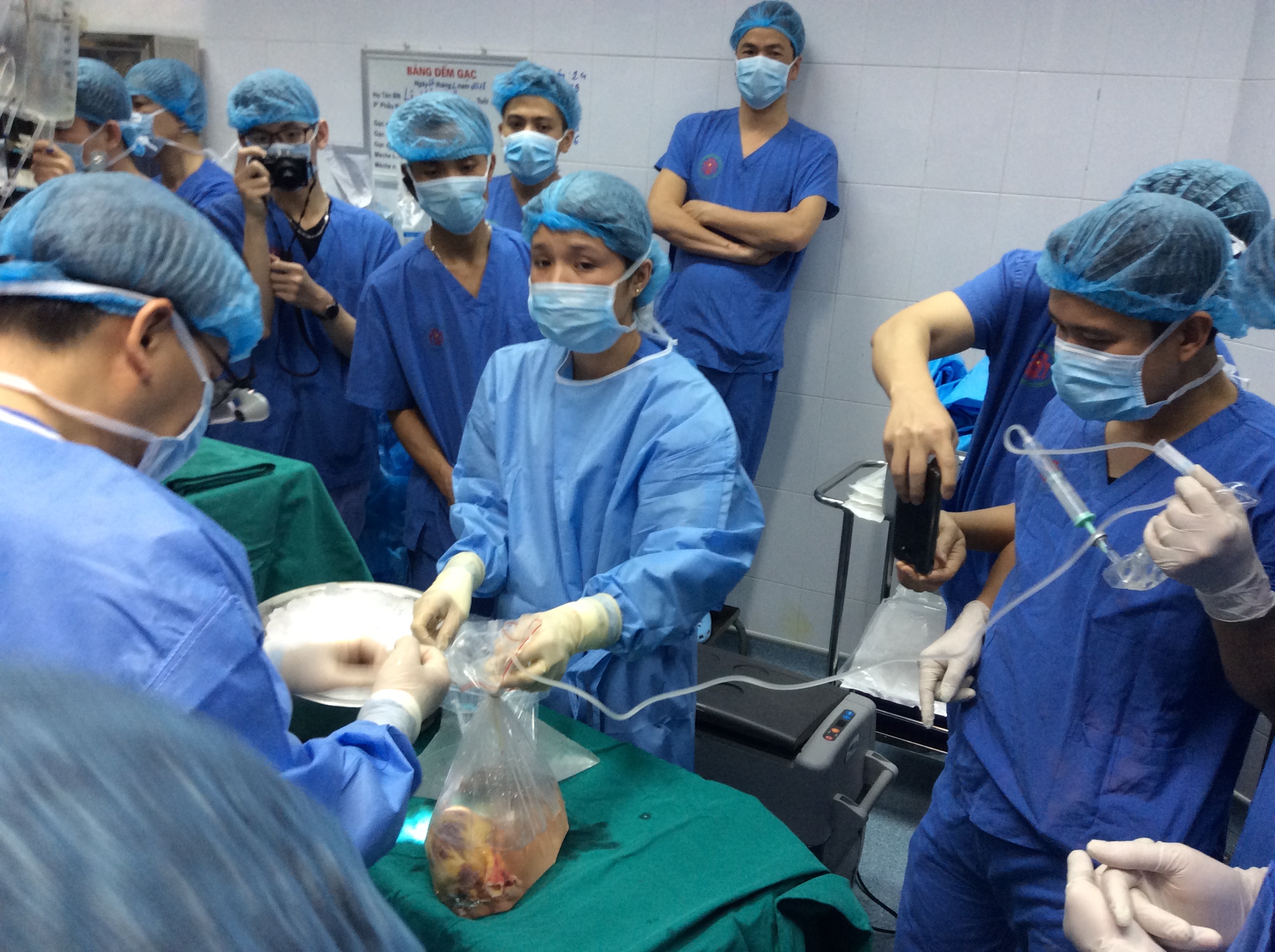 Gia dinh hien tang cuu nguoi gui tien giup do benh nhan ghep tim hinh anh