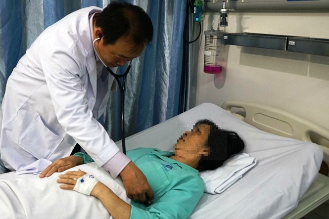 Cua dien tu ep nguoi phu nu vao tuong gay tran mau mang tim hinh anh