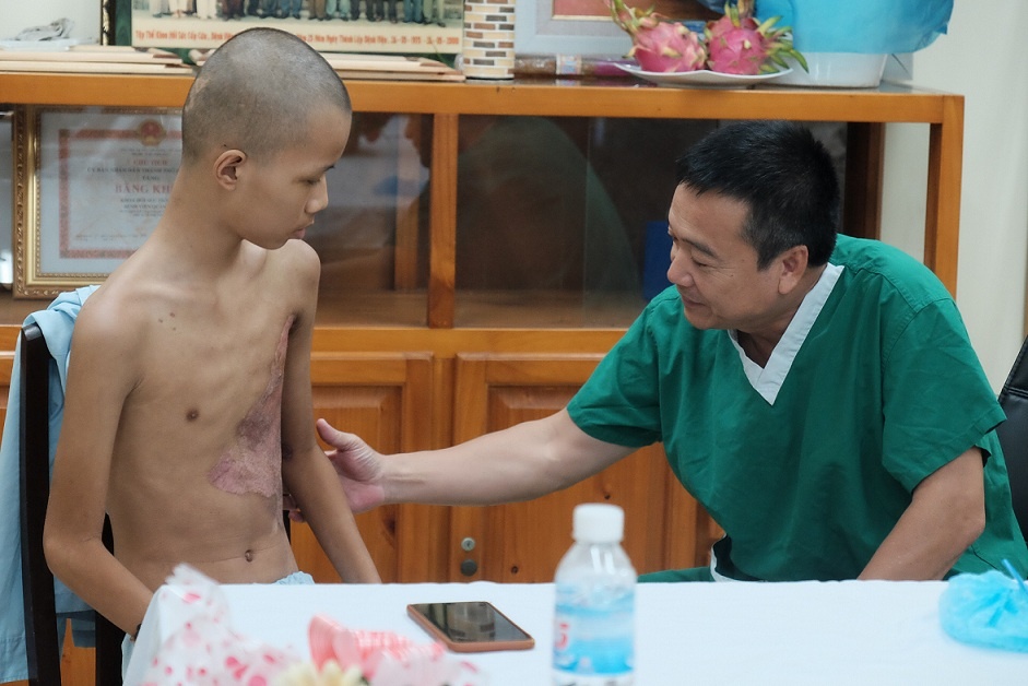 Cau be tro ve tu coi chet sau 28 ngay hon me vi va cham voi xe buyt hinh anh