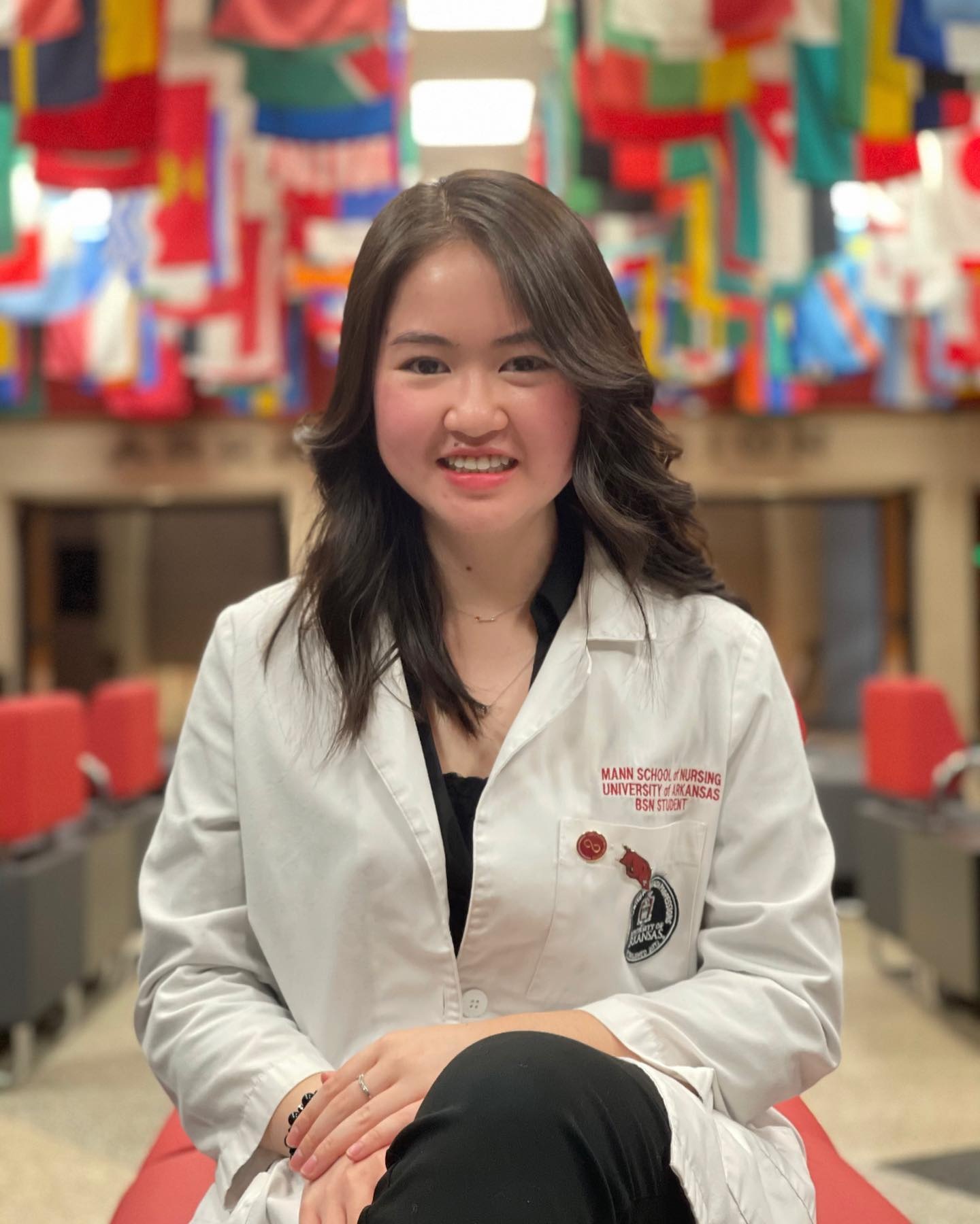 Co gai Viet tiem vaccine Covid-19 cho nguoi dan My anh 1