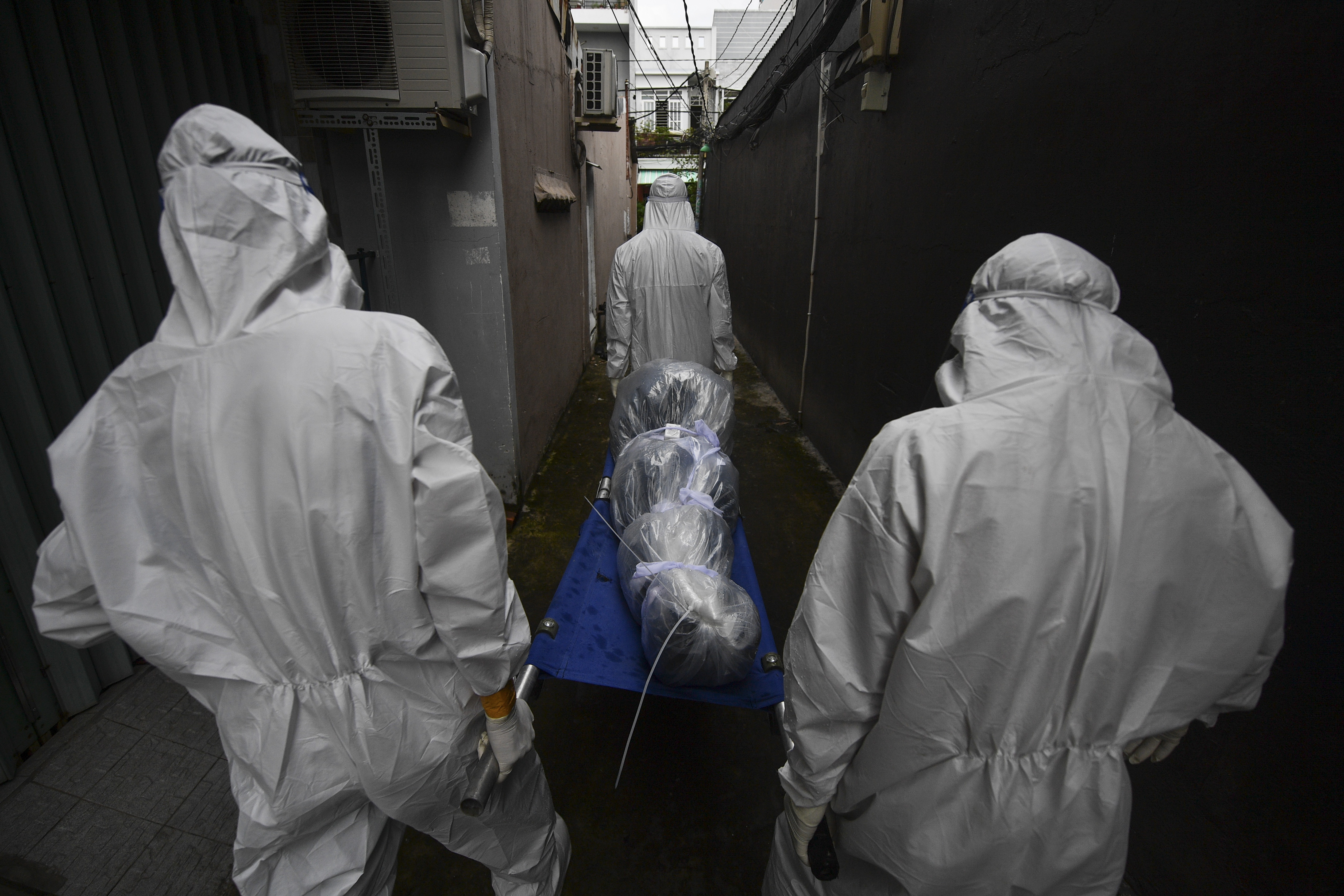 Vet thuong Covid-19 o TP.HCM sau mot nam nhin lai hinh anh