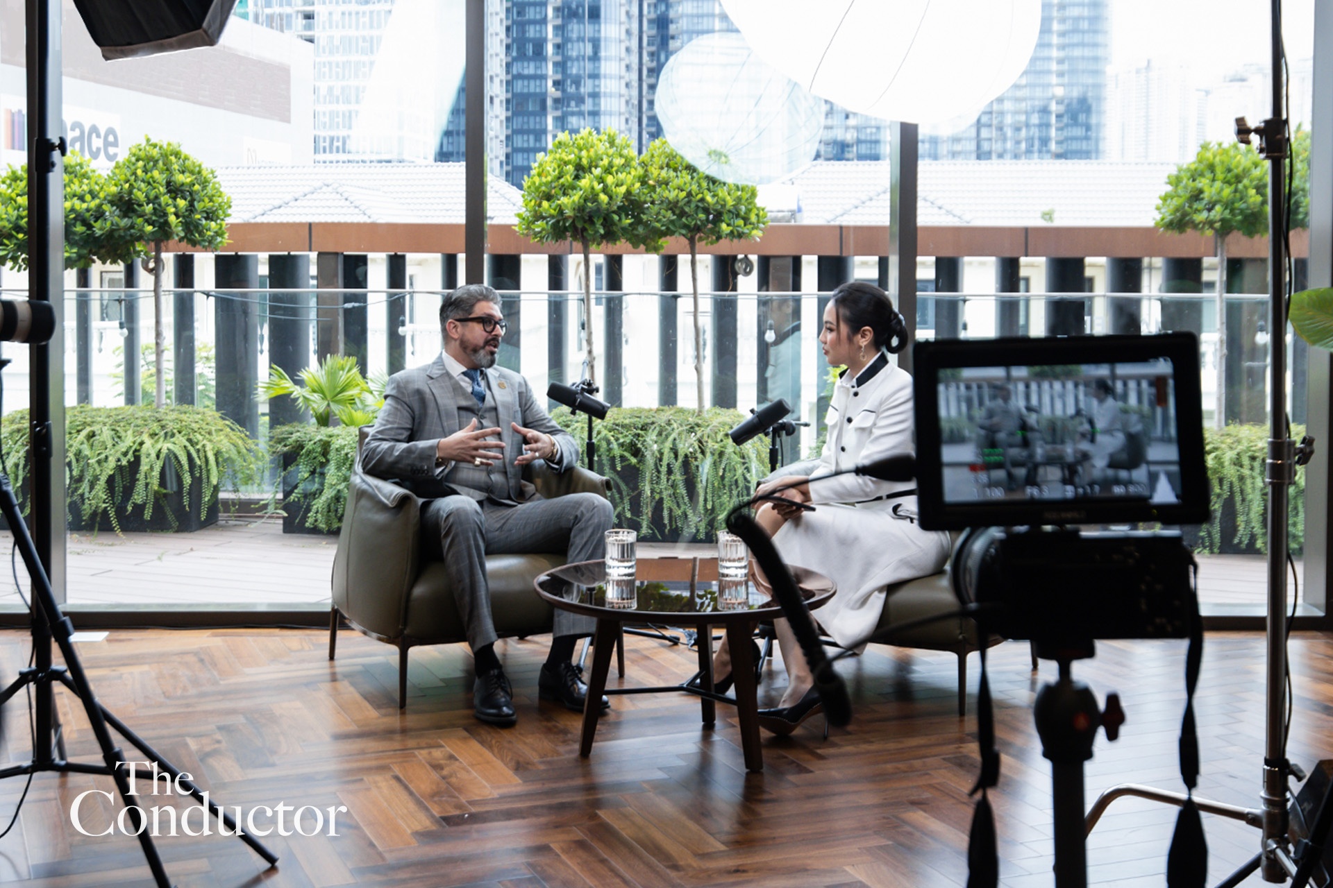 Zing ra mat The Conductor anh 2