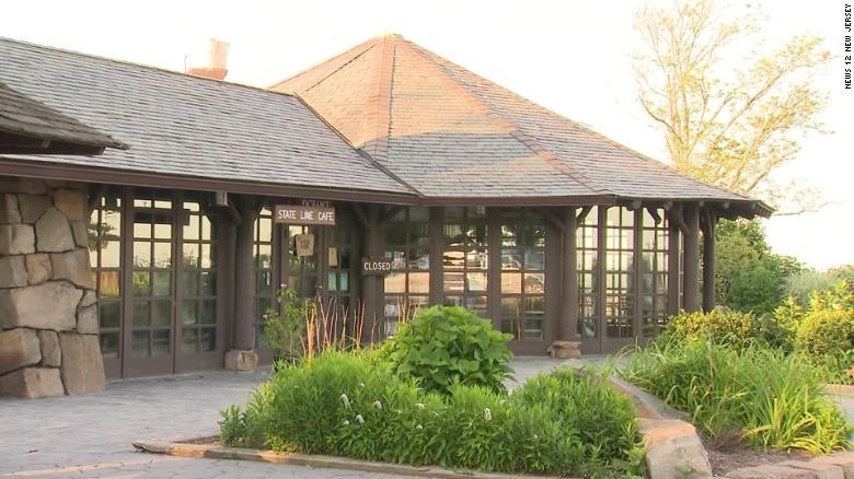 Tui chua day xuong nguoi trong tiem ca phe o My hinh anh