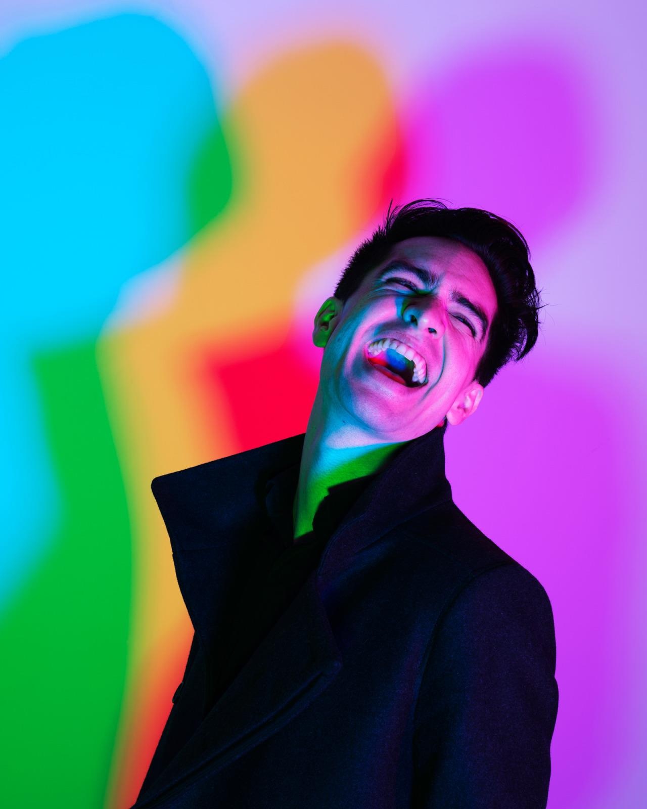 Brendon Urie đóng MV me ảnh 3 Brendon Urie dong MV me anh 3