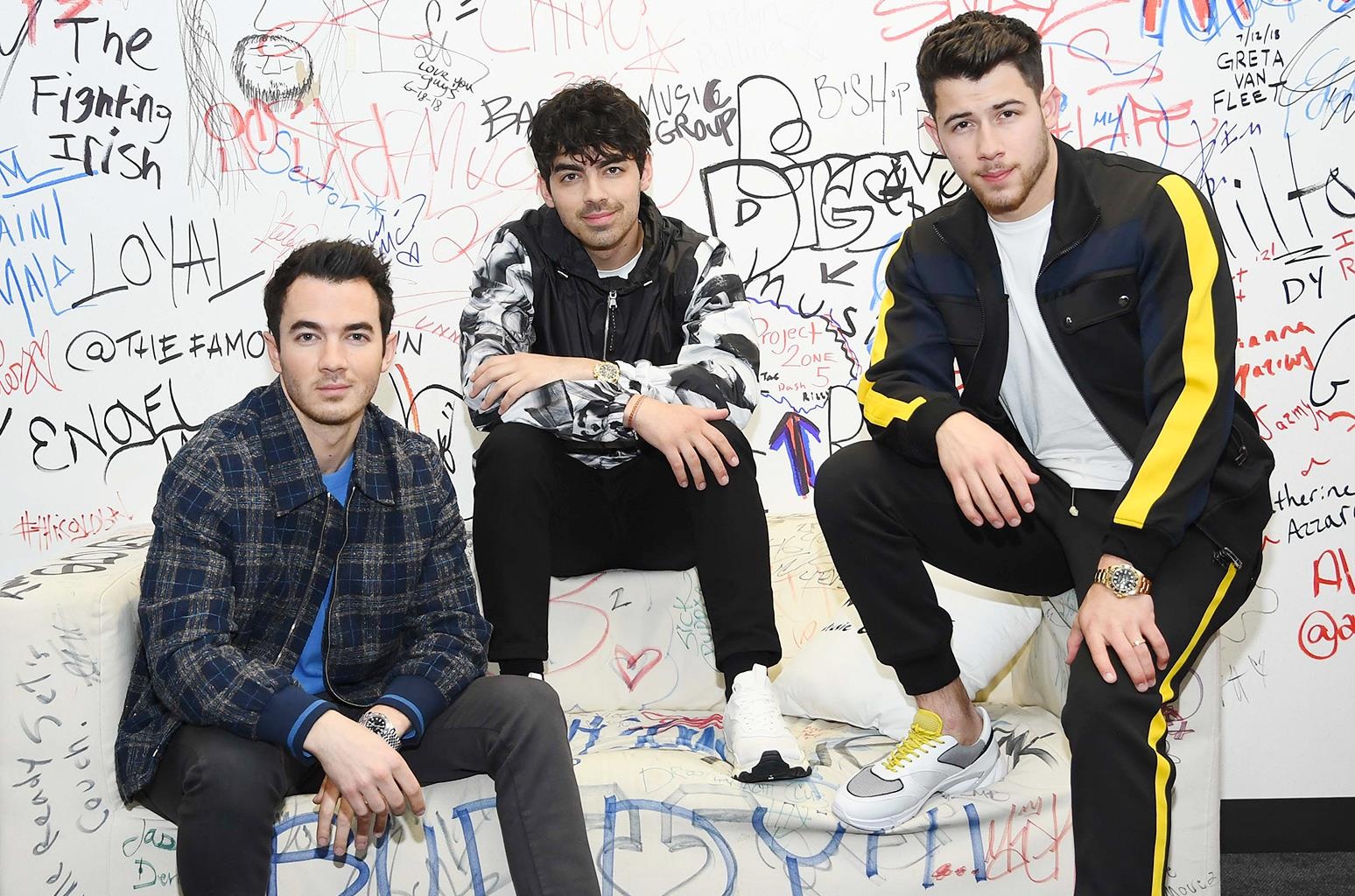 Nguyen nhan Jonas Brothers tan ra va tai hop la gi? hinh anh