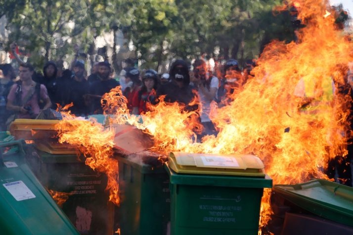 Khoi den tra tron doi cuu moi truong giua bieu tinh ao vang hinh anh