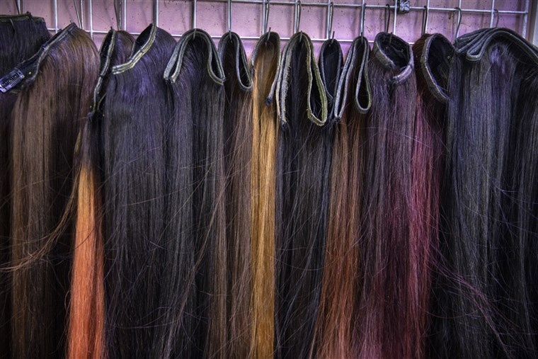 Nguoi Campuchia ban toc gia re mat, dan My chi bon tien mua ve lam dep hinh anh