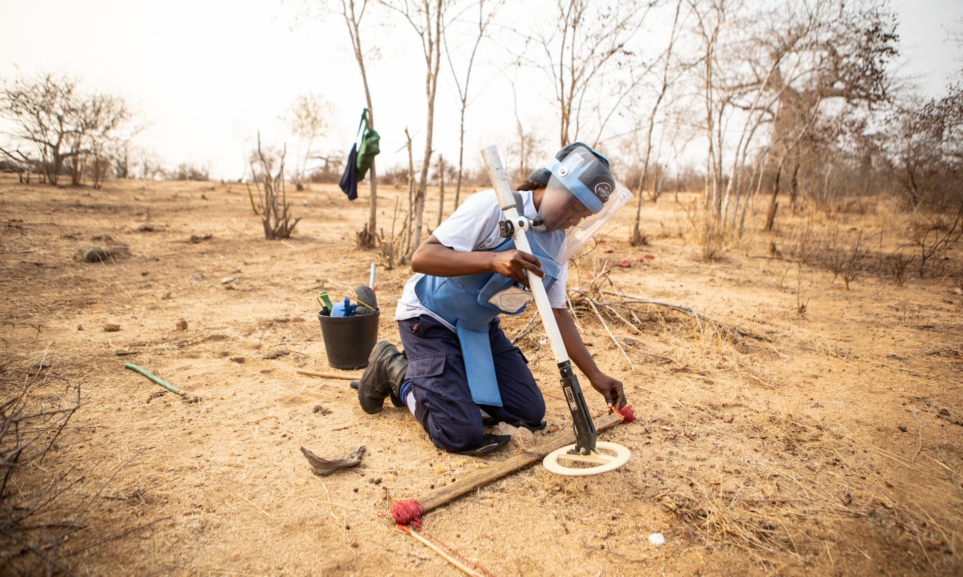 Nhung phu nu 'quet sach' bom min tren canh dong chet o Angola hinh anh
