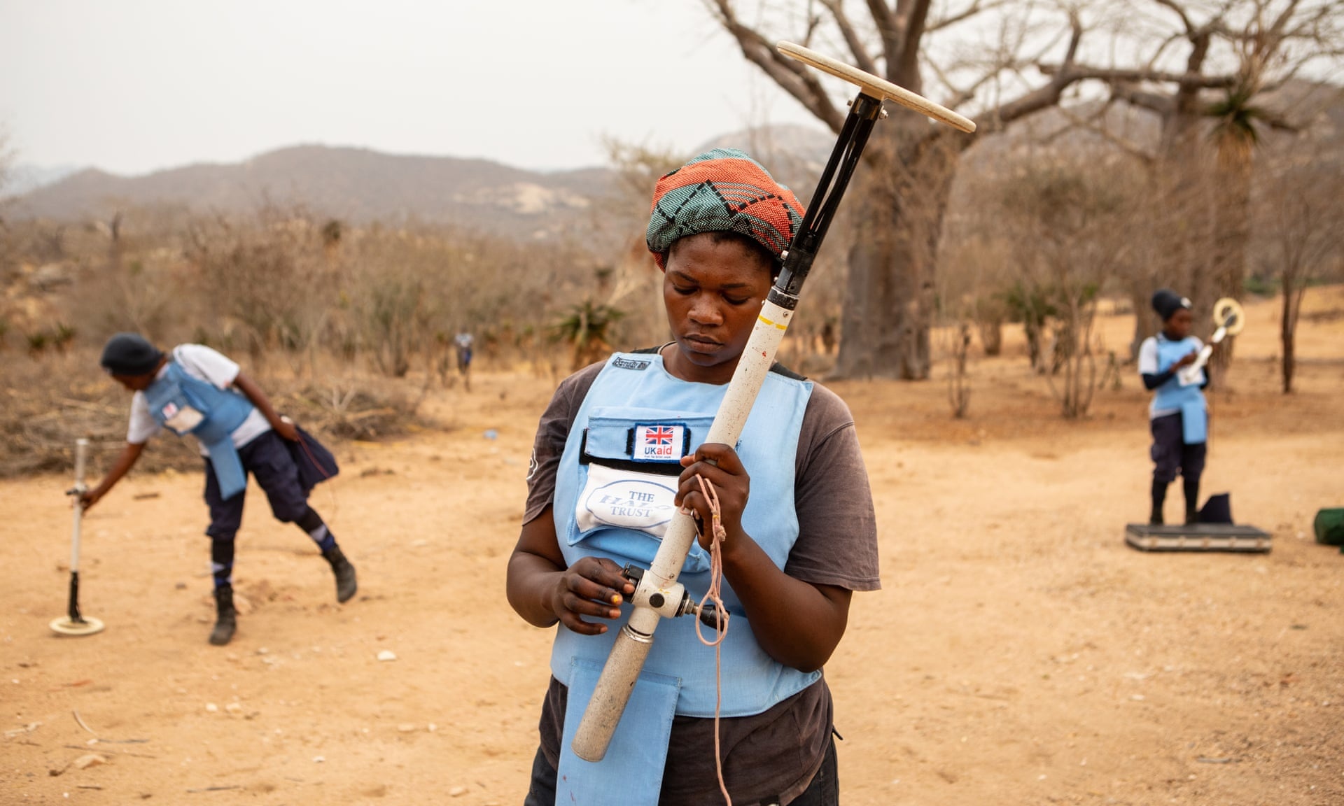 bom min,  tan du chien tranh,  no,  angola,  chau phi,  nu quyen anh 1