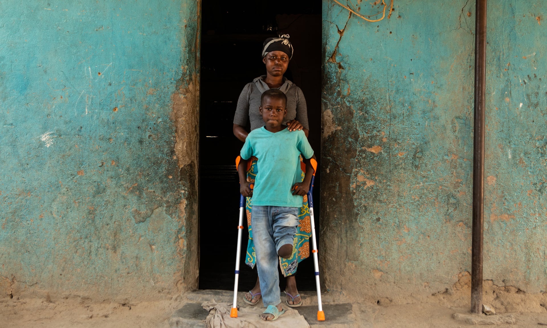 bom min,  tan du chien tranh,  no,  angola,  chau phi,  nu quyen anh 5