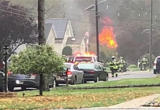 May bay Cessna 414 roi vao nha dan gay chay lon o My hinh anh