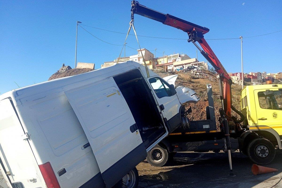 Xe tai cho 50 nguoi di cu gap nan hinh anh