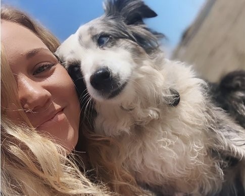 Co gai treo thuong 7.000 USD va thue may bay de tim cho lac hinh anh