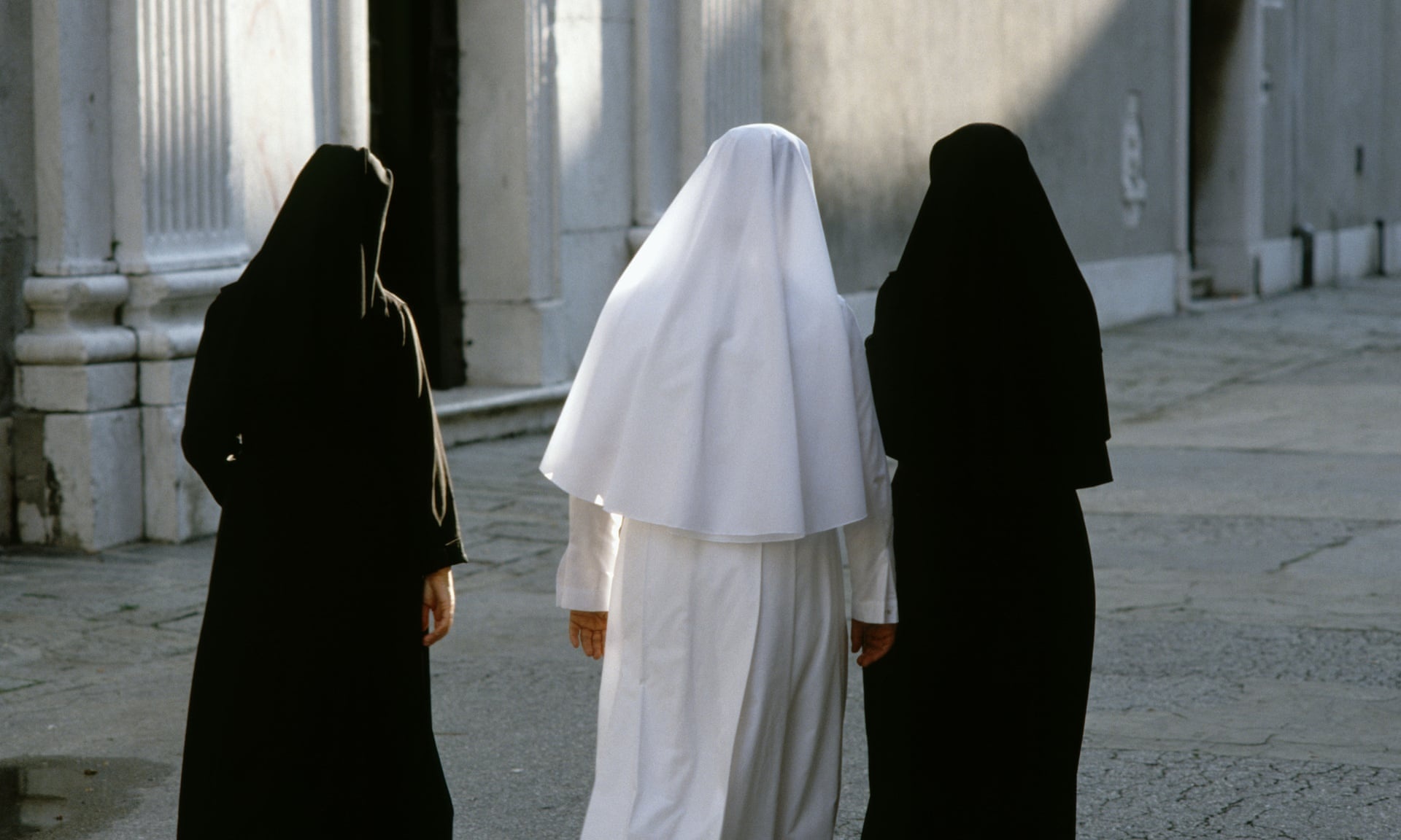 Co gai gia lam nu tu trot lot nhieu nam de tron na o Sicily hinh anh