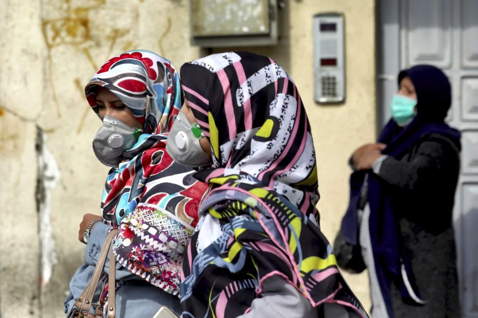 Nguoi di bau cu thap ky luc, Iran noi do ke thu hu doa ve virus corona hinh anh