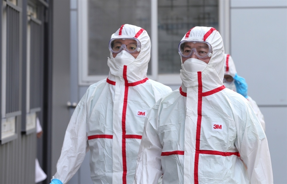 Cap vo chong Han Quoc duong tinh virus phai vinh biet nhau tu xa hinh anh