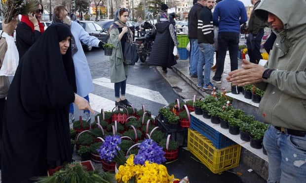 Hang trieu nguoi Iran do ra duong mung nam moi bat chap dich benh hinh anh