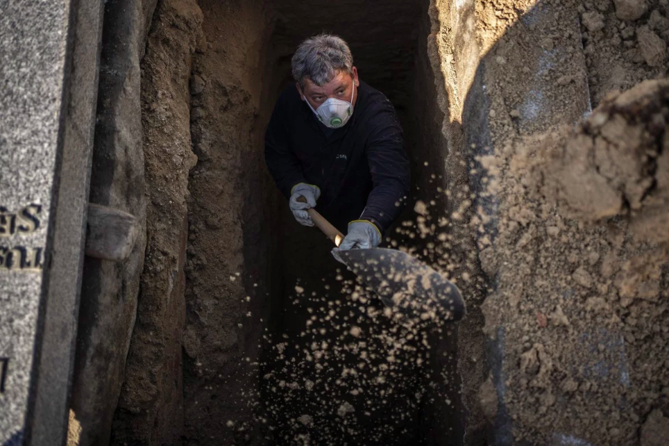 Ca tu vong vuot 6.500, Tay Ban Nha phai quan doi van chuyen thi the hinh anh