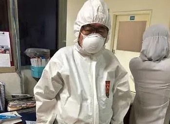 Bac si 79 tuoi - nguoi hung tren tuyen dau chong dich o Indonesia hinh anh