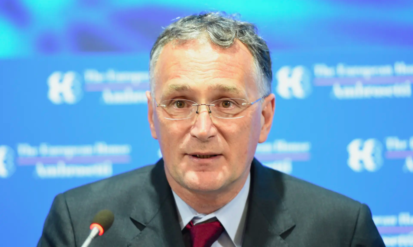 Nha khoa hoc hang dau chau Au tu chuc vi bat man trong van de Covid-19 hinh anh