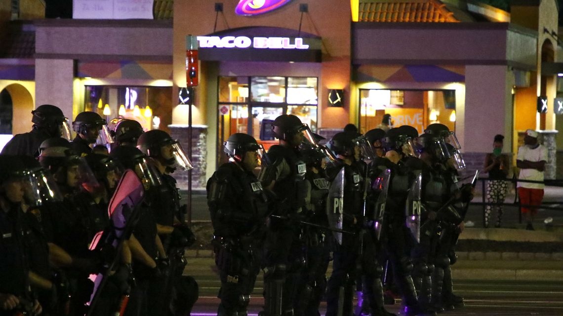 Nha hang Viet o My chay rui giua bieu tinh bung no hinh anh