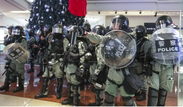 Tiep vien hang khong Hong Kong bi phat tu vi can canh sat hinh anh