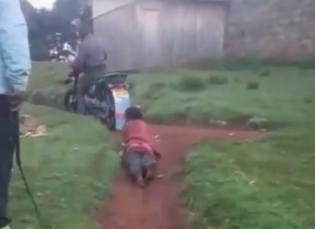 Canh sat troi co gai sau xe may roi keo le tren duong o Kenya hinh anh