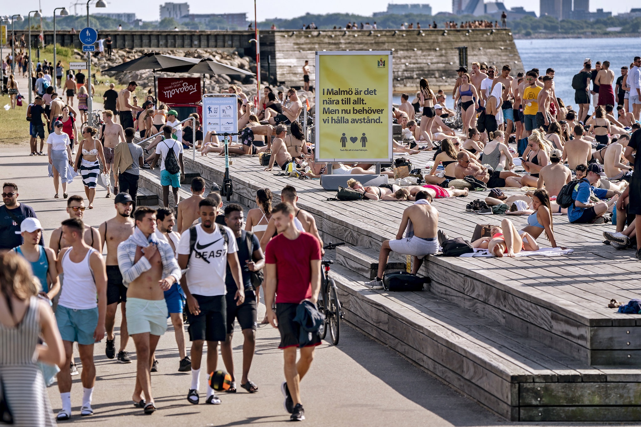 Lan song Covid-19 thu hai tan cong Thuy Dien hinh anh