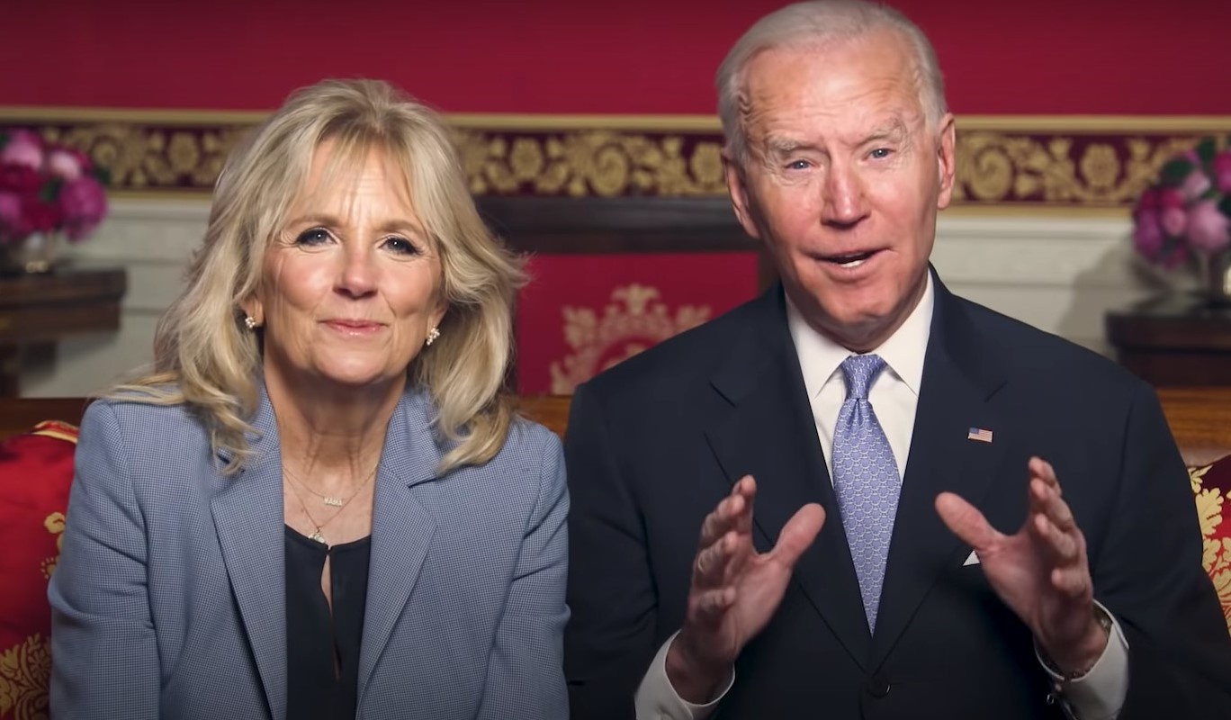 Tong thong My va phu nhan chuc mung nam moi Tan Suu hinh anh