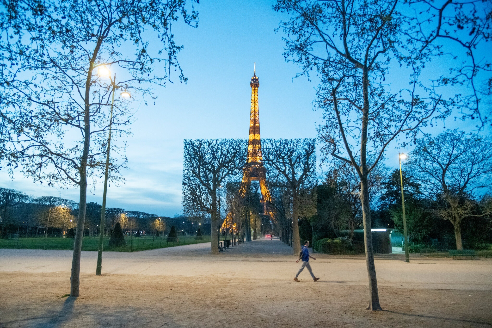 Video he lo nhung bua tiec len lut o Paris hinh anh