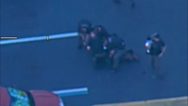 Nguoi dan ong My nem dua con so sinh vao canh sat hinh anh