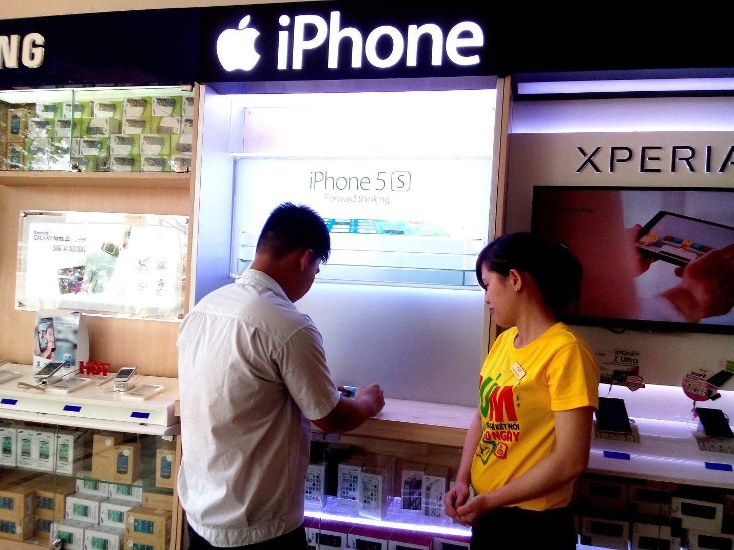 iPhone 5S mẫu để khách trải nghiệm trực tiếp và tủ đựng iPhone riêng.