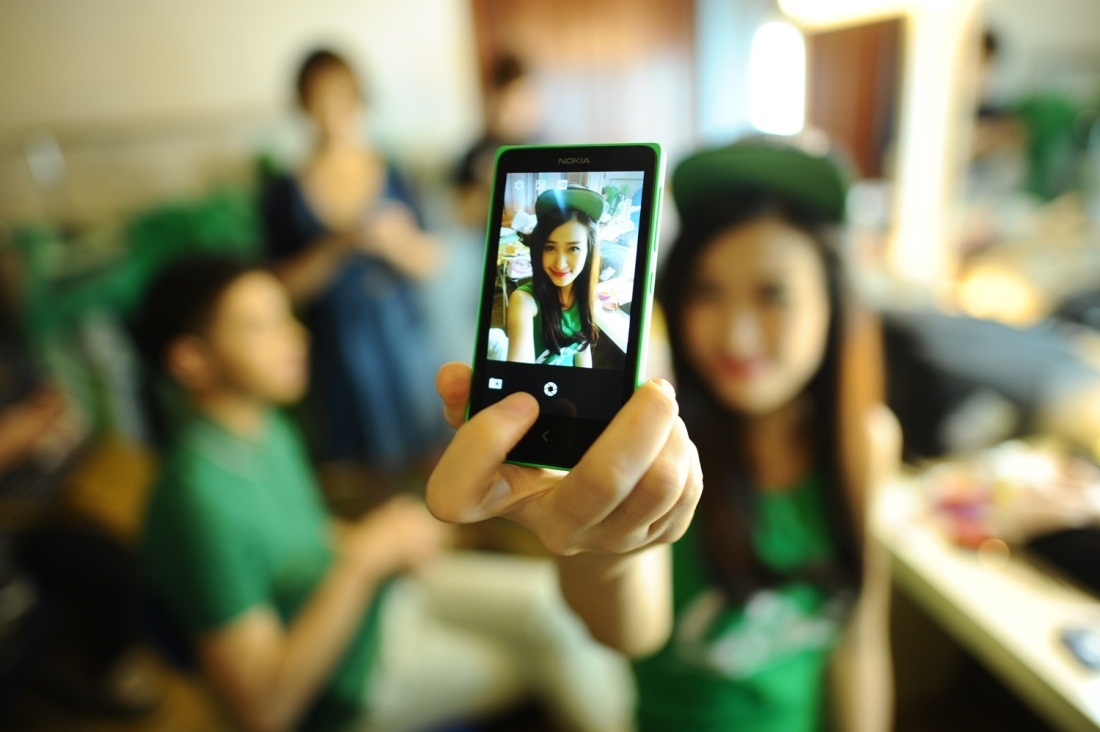  Cô nàng cũng thích “tự sướng” trên điện thoại như mọi bạn trẻ khác.