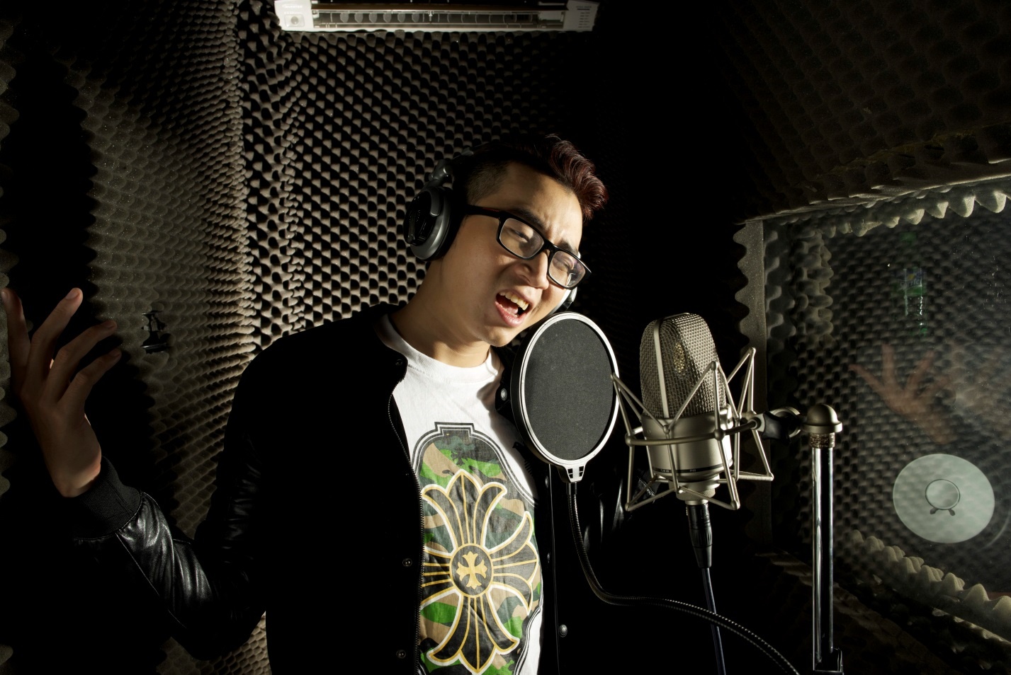 Con đường thành công và cá tính của Karik đã truyền cảm hứng và thông điệp “Cứ là mình” đến bạn trẻ.