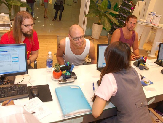 Với gói cước Happy Tourist, khách du lịch nước ngoài được sử dụng dịch vụ di động với giá rẻ như khách hàng trong nước.