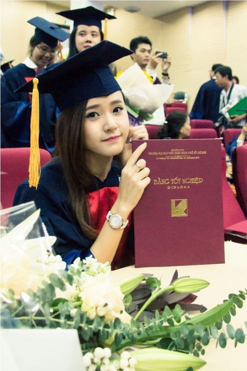 Midu hạnh phúc bên tấm bằng cử nhân.
