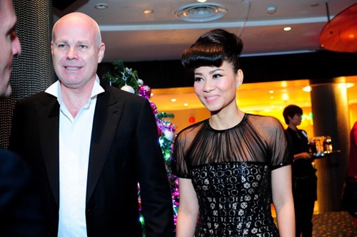 Với mái tóc dài, Thu Minh có thể tạo nhiều kiểu khác nhau như búi cao với mái cụp phồng.