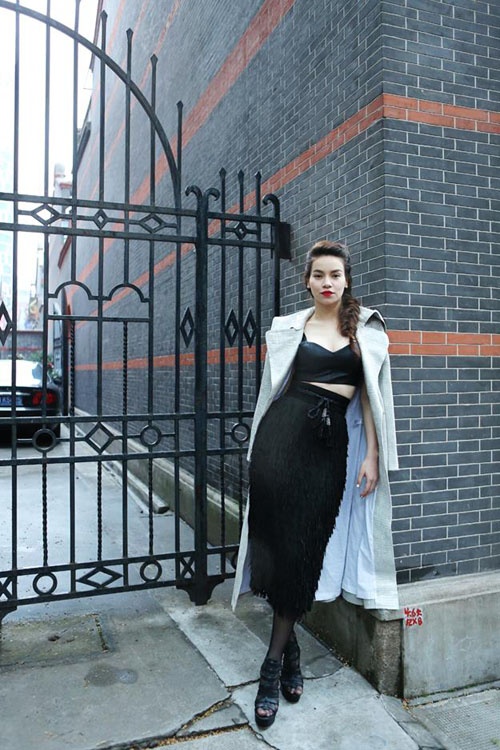 Khi xuất hiện trên thảm đỏ hay tạo dáng giữa các khu phố Thượng Hải, Hà Hồ cũng thật nổi bật và thu hút nhiều sự quan tâm của truyền thông lẫn người dân bản xứ.