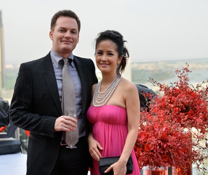 Hông Nhung hạnh phúc bên người chồng ngoại quốc.