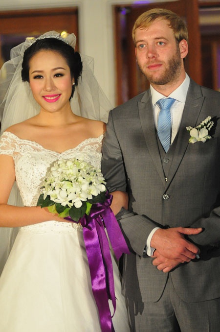 Ngô Phương Lan hạnh phúc trong ngày cưới.