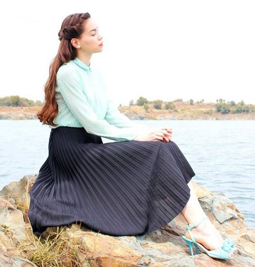 Kiểu tóc tết mái viền cổ điển này giúp Hà Hồ tôn thêm sự tinh tế và dịu dàng của mình.