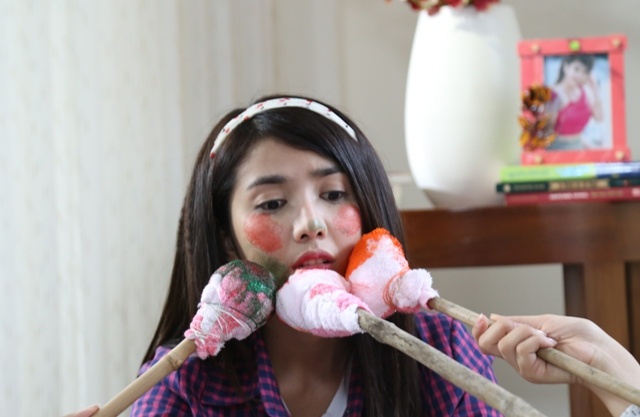 Linh Napie bị các đồng đội dùng mọi “thủ đoạn” để học thuộc tiếng Anh.