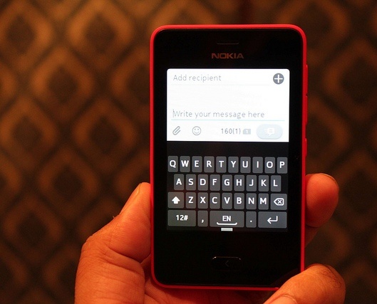 Bàn phím QWERTY quen thuộc giúp tăng tốc độ nhắn tin.