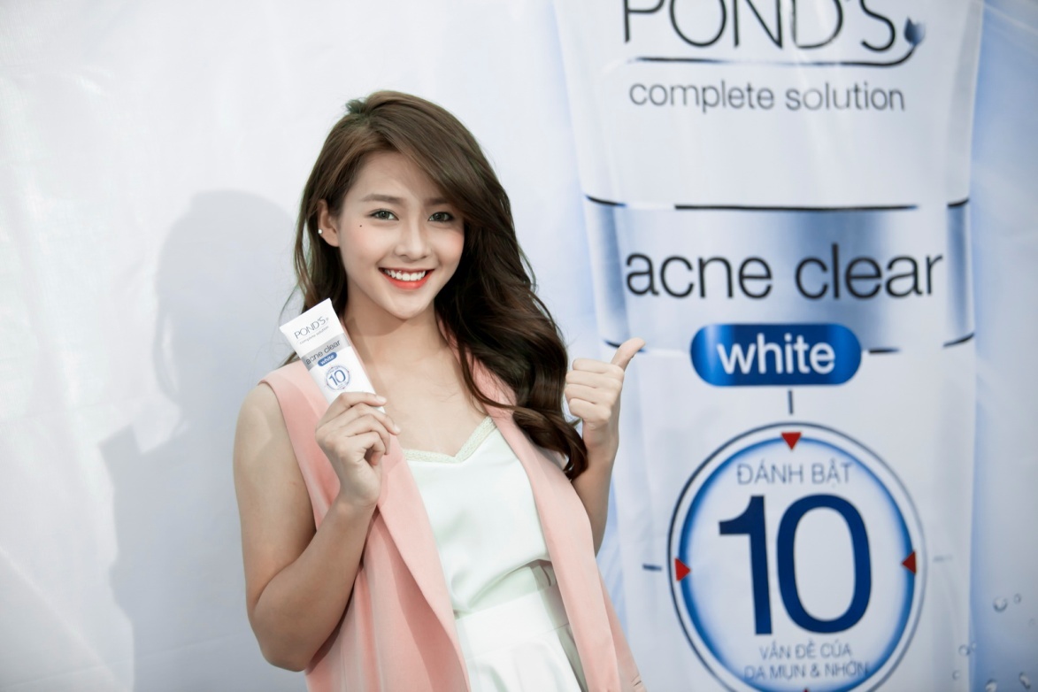 Khả Ngân có thói quen rửa mặt hai lần mỗi ngày với Pond’s Acne Clear White.