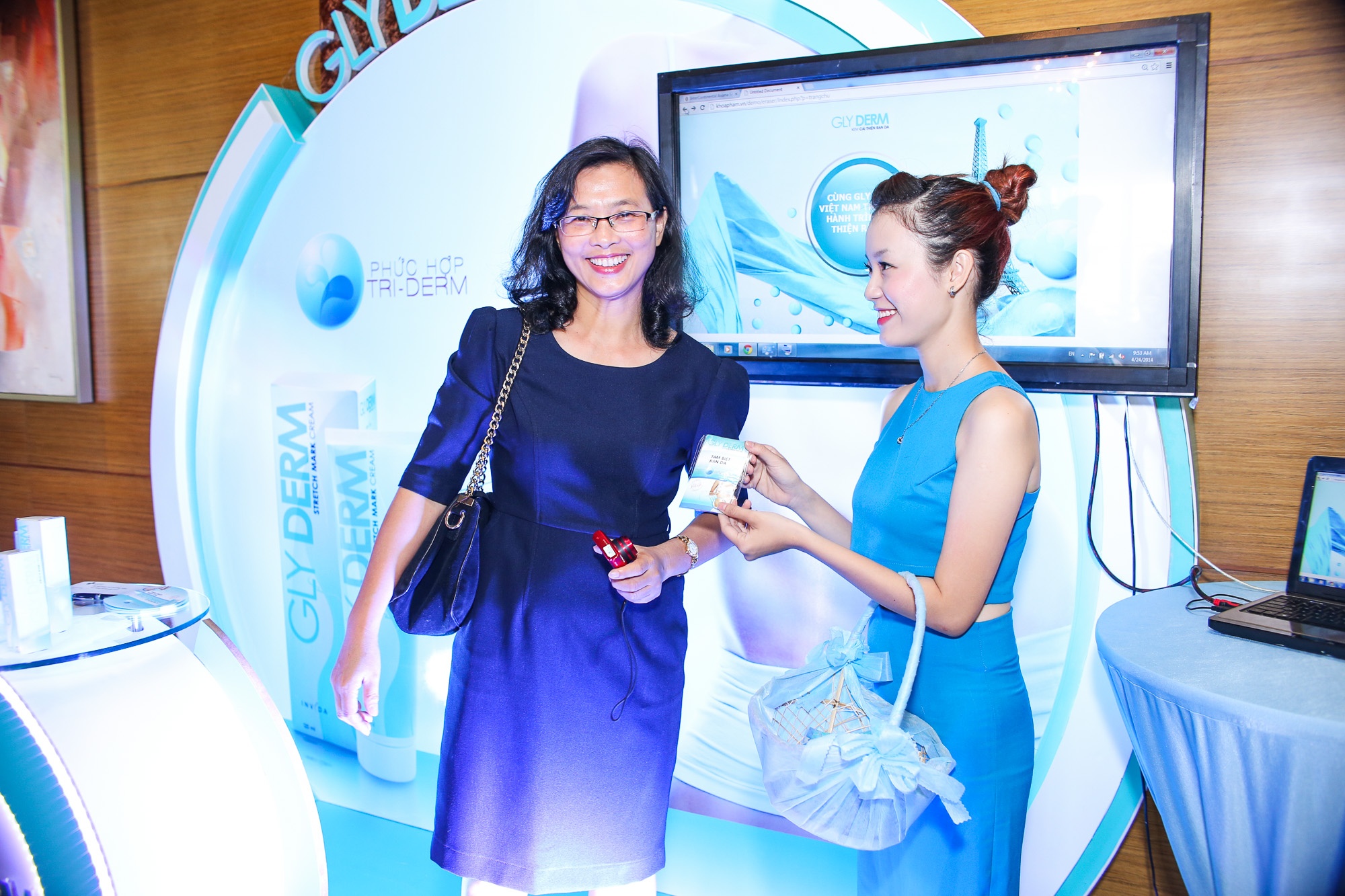 Khách hàng háo hức dùng thử và trải nghiệm sản phẩm Gly Derm.