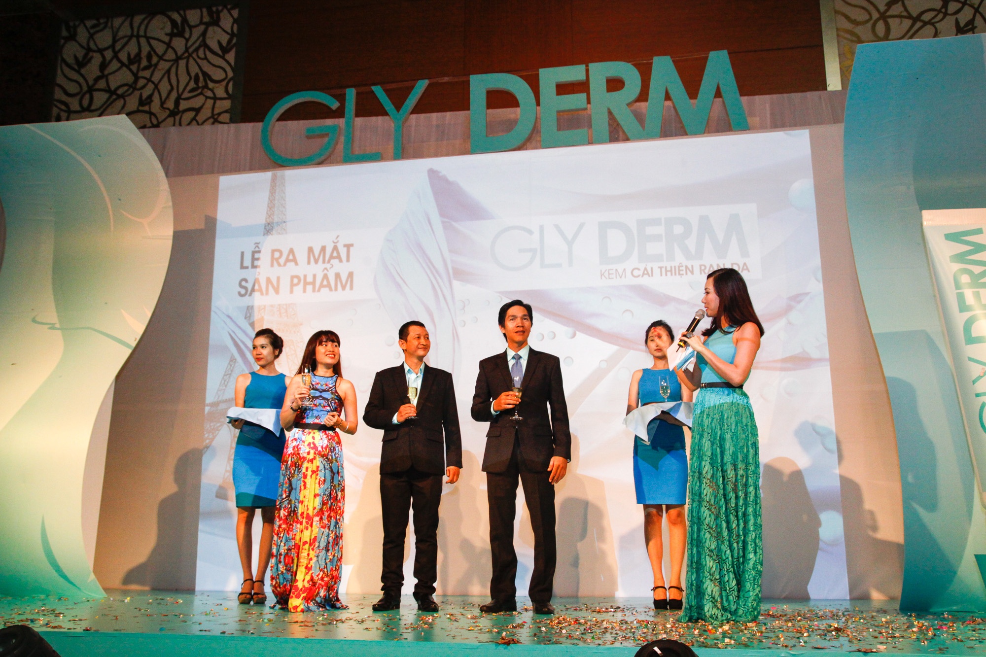  Các đại diện nhãn hàng nhiệt tình trả lời thắc mắc của khách.